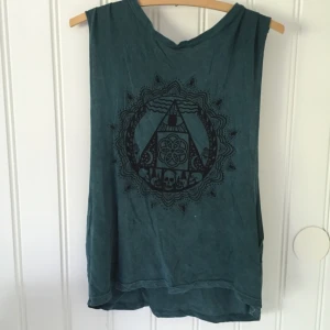  - Muscletee från urban outfitters.
