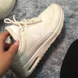  - Säljer Nike thea, använda Max 6 gånger. Köptes för 1200, dem görs rent innan köp såklart. Kan gå ner i pris vid snabb affär. Finns i Stockholm, 
