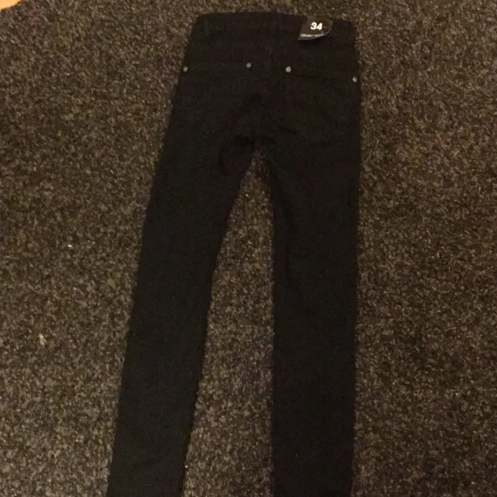 Svarta jeans i stuprörs modell, snygga fickor med dragkedjor framtill. St: 34
Nya med lapp kvar. Jeans & Byxor.
