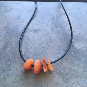  - Halsband med bärnsten på läderrem. Remmen kan regleras för kortare eller längre halsband. Inköpt på medeltidsmuseet för många år sen och inte använt på länge.  Frakt 7 kr.  Betalning via swish, kontoinbetalning eller via Plick.  Kolla gärna in mina andra annonser också. Jag säljer smycken, väskor, sjalar, kläder och skor. Kan samfrakta. 