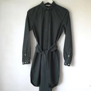  - Skjortklänning från &OtherStories i str 34. 
Oanvänd och köptes för 1100 kr i somras. 
Färg: mörk grå/grön 