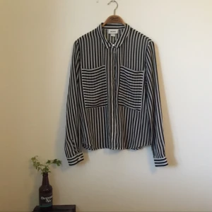  - Mjuk och lätt blus/skjorta från Monki. 