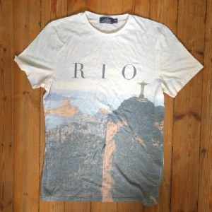  - Tshirt från Topman med tryck, typ aldrig använd. Passar som S/M på mig som är 180cm