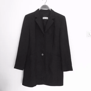  - Stilren, snygg kavaj/rock i längre modell, Från märket GERRY WEBER.  54% Polyester 43% Fleece Will 3% Elastane  Nyskick! Nypris: 1800