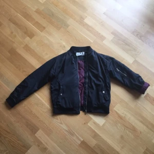  - Svart bomberjacka i strl M från Junk Yard. Mkt bra skick. 