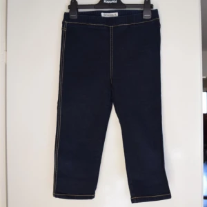  - Knälånga jeanstights från Lindex. Sköna och mycket användbara, knappt använda. 