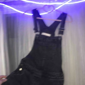  - Här säljes dessa FETsnygga hängselbyxor från asos!! Supersköna i en svart lite ”urtvättad” färg. Jag kan både mötas o frakta, kan sänka pris vid snabbt köp :) köp du kommer inte ångra!!🌸🌸🌸🌸