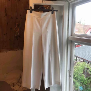  - Vita vida byxor från Zara. Säljs pga dem för stora för mig. Byxorna är i fint skick! Kontakta mig för mer info :)