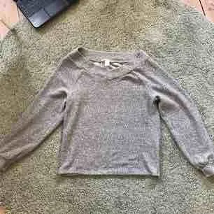 Super mysig grå tröja som går att använda som både off shoulder eller som en vanlig tröja. Materialet är som en filt! Perfekt till en sommarkväll när man inte vill ha jacka <3  . Tröjor & Koftor.