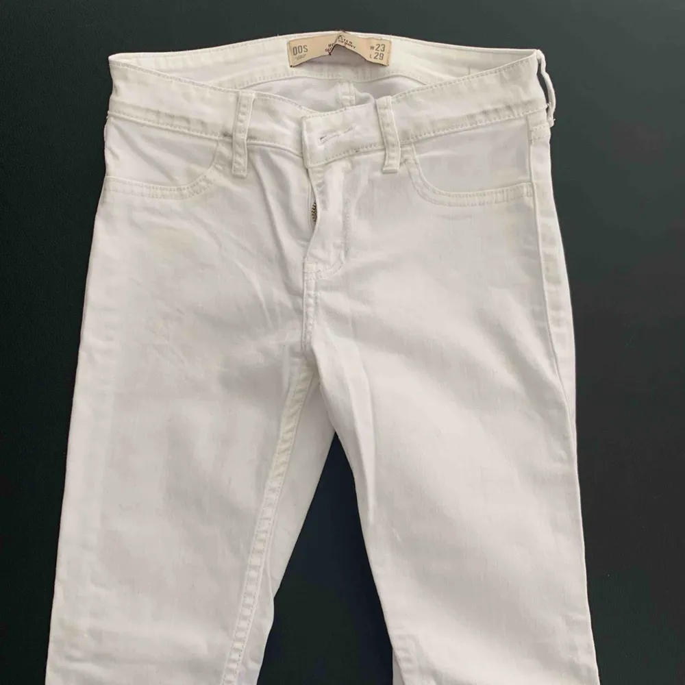 Fina vita Hollister jeans! Storlek 23/29 i modellen ”super skinny”. Möts upp i Stockholm eller fraktas! 🌻  Nytt pris: ca 500kr Mitt pris: 150kr. Jeans & Byxor.
