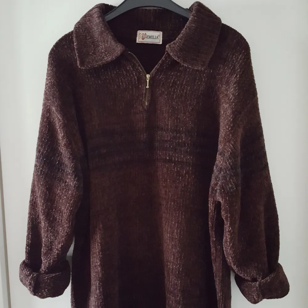 Vintage mysig brun stickad tröja. Finns ingen lapp om storlek men skulle nog säga ca oversize M eller L. Kan skickas om köparen står för fraktkostnaden som blir 90kr.. Övrigt.