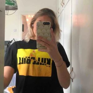  - Svart tröja med coolt tryck från bershka! Använd ca 2 gånger! Köparen står för frakt 🥰