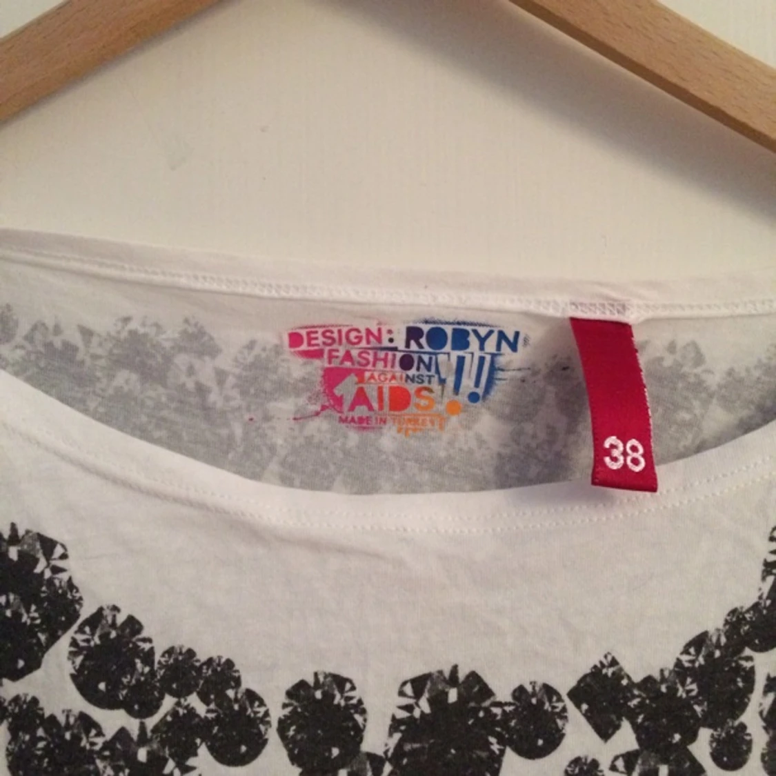 T-shirt från H&M. Fashion against aids. Design: Robyn. - 1405702750