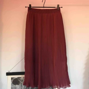  - Plisserad midi-kjol från NAKD. Frakt tillkommer på 50kr. Finns att hämta på Vasa i Göteborg annars.. Vill ha snabb affär och inget prutande. Använd en gång i vintras.. Skriv om du har frågor! Bild nr 2 visar färgen bäst!!! 