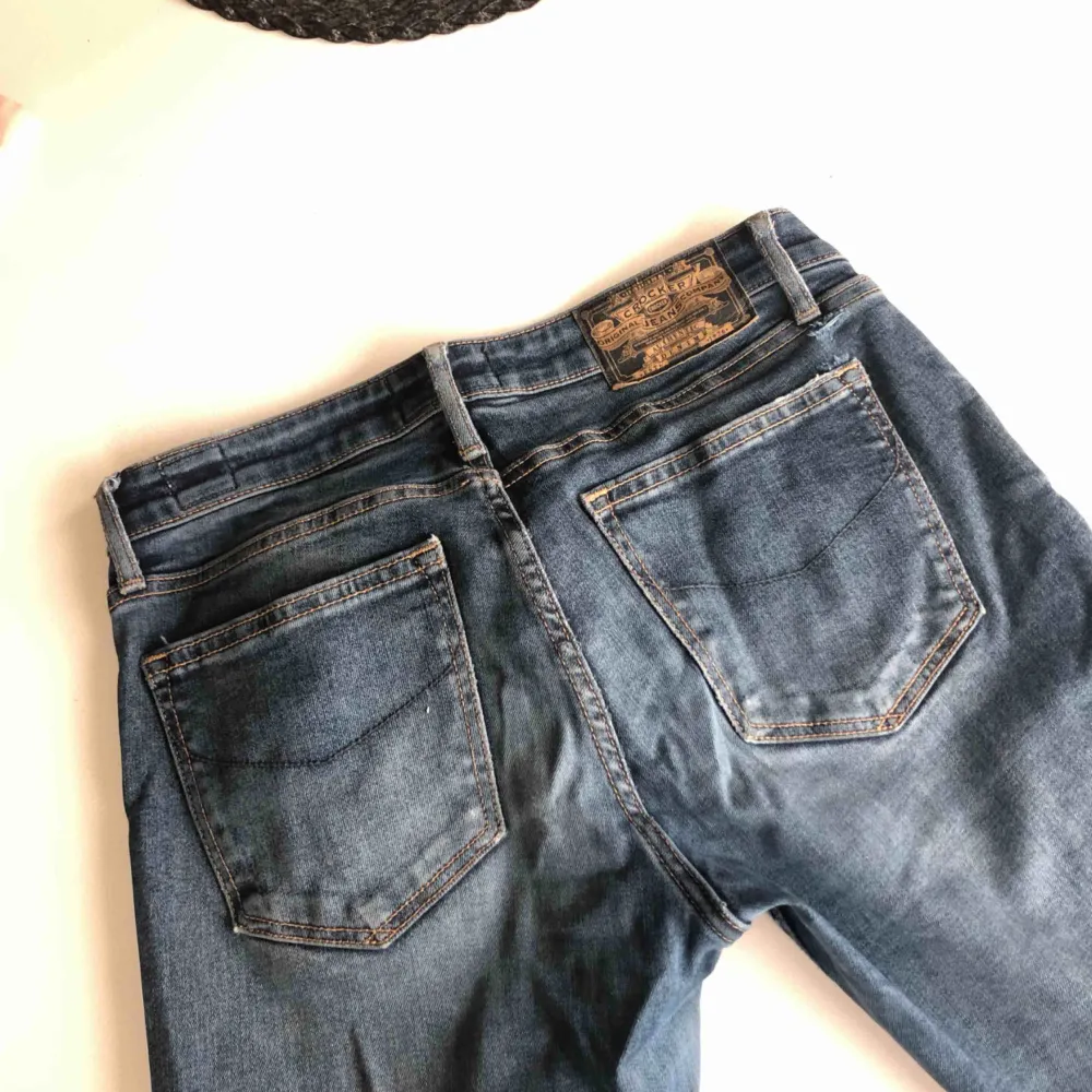 Blå jeans från Crocker! Köpta på JC för 600kr använda 2 gånger då dom är för små för mig:(  Superfin färg, svårt att få på bild... frakt tillkommer vet dock inte hur mycket än. Jeans & Byxor.