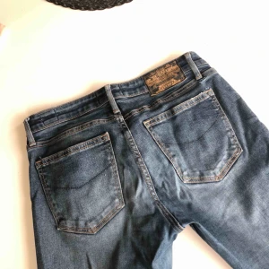  - Blå jeans från Crocker! Köpta på JC för 600kr använda 2 gånger då dom är för små för mig:(  Superfin färg, svårt att få på bild... frakt tillkommer vet dock inte hur mycket än