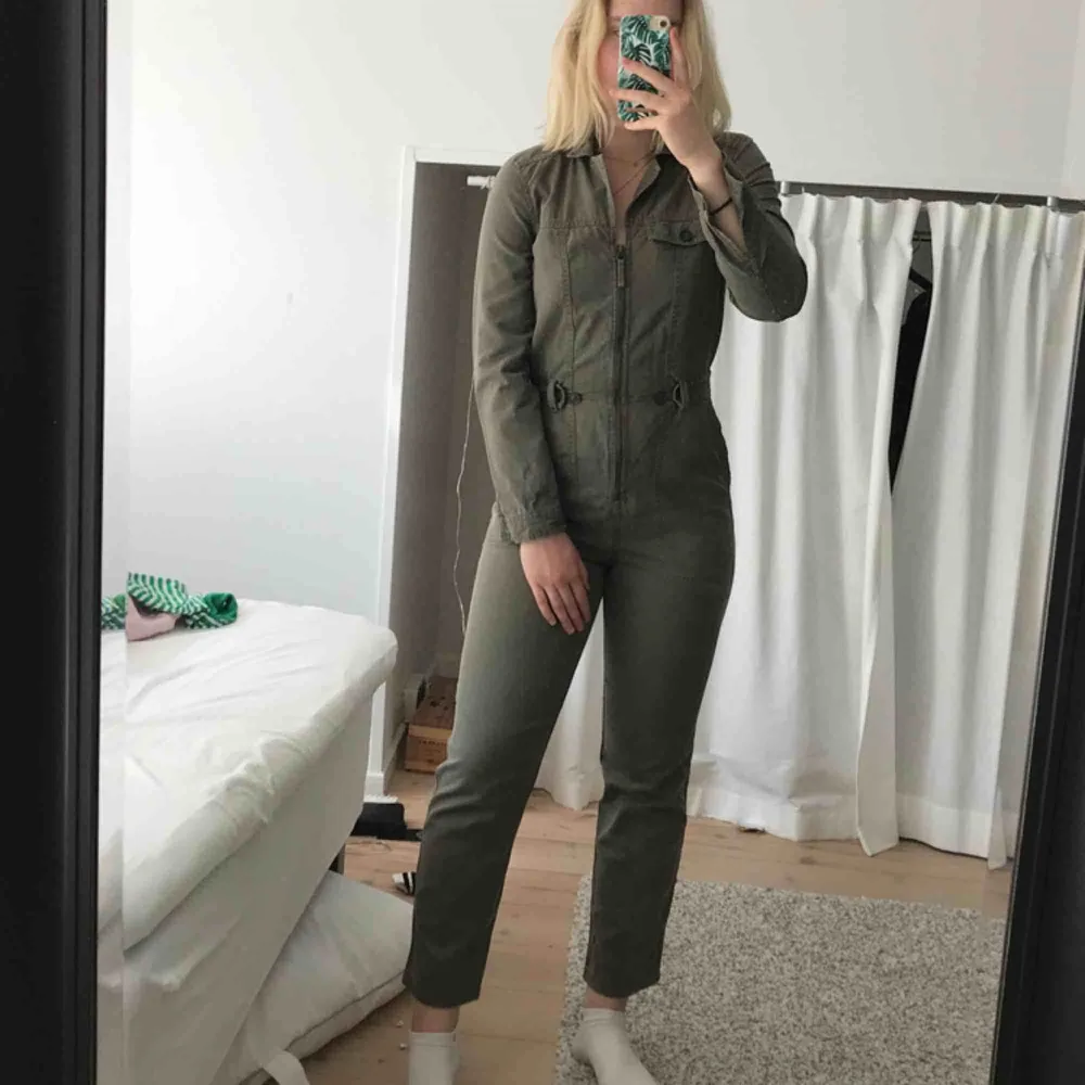 Militärgrön jumpsuit från & Other stories   Använd ca 5-10 ggr och säljer då den har blivit lite liten :(  . Övrigt.