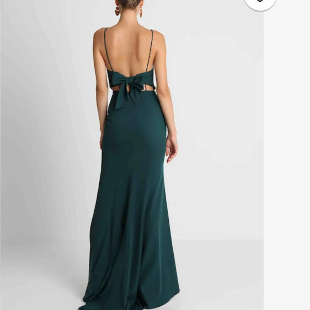 Fett frän och elegant mörkgrön balklänning från märket JARLO. fint släp, sitter tajt men fortfarande väldigt rörligt material. Oanvänd men ingen prislapp på och därför kan ej lämna tillbaka:( köpt för 1300 kr och säljer för 750!. Klänningar.