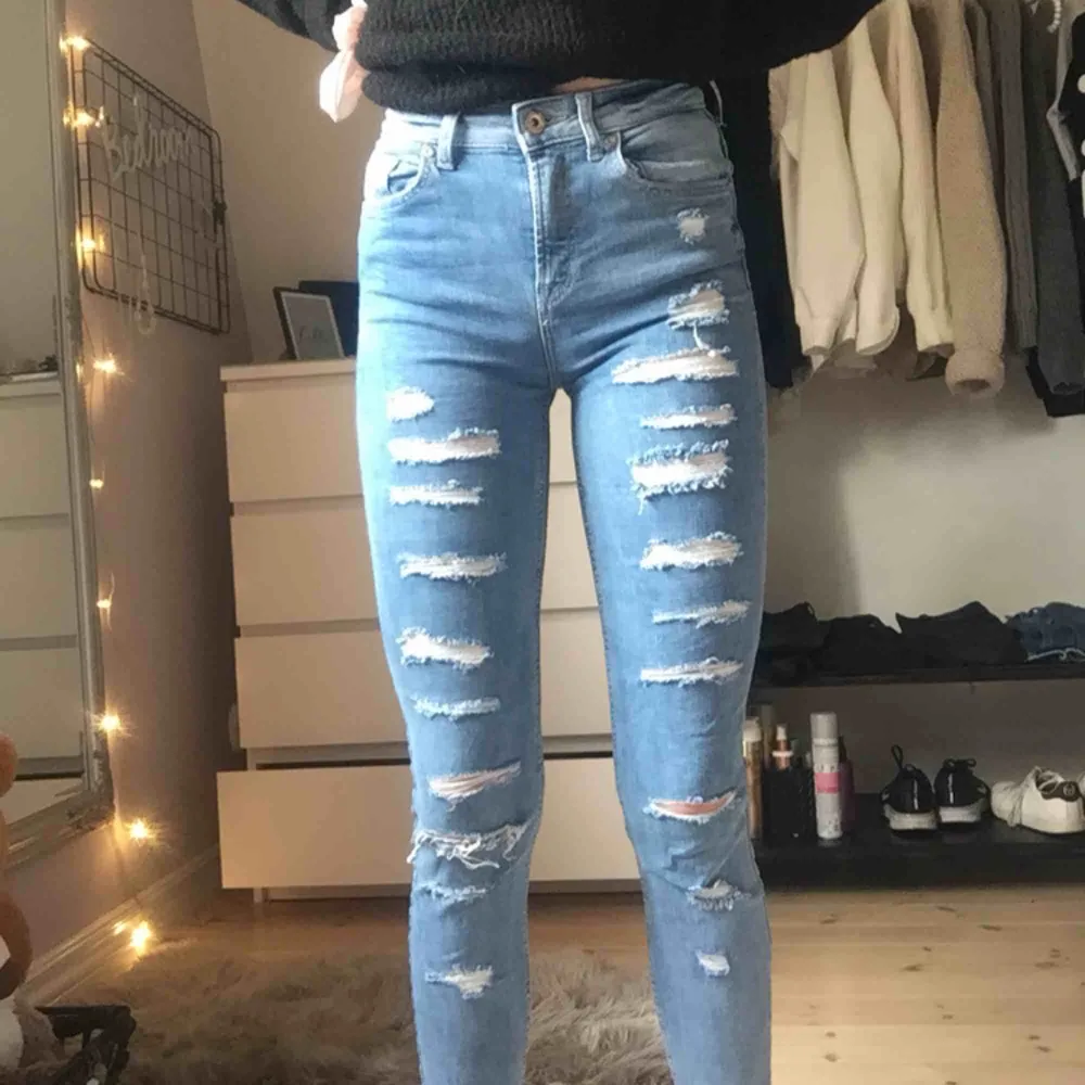 Blå Slitna jeans. Knappt använda därav i fint skick.. Jeans & Byxor.