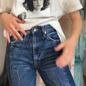  - Såå fina mörkblå raka jeans från zara. Tyvärr har de blivit för små för mig /:   Köparen står för frakt (: