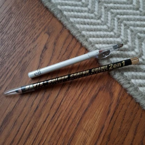  - 2 eyeliners, en vit (använd en gång) och en svart (oanvänd). 1st för 20, båda för 30! Frakt betalas av köparen eller så kan vi träffas vid centralen eller täby 