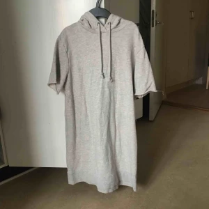  - Klänning m luva från hm str 38 endast provat 