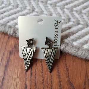  - Oanvända örhängen, frakt betalas av köparen 