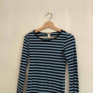  - Blåsvart randig tröja från HM🌊