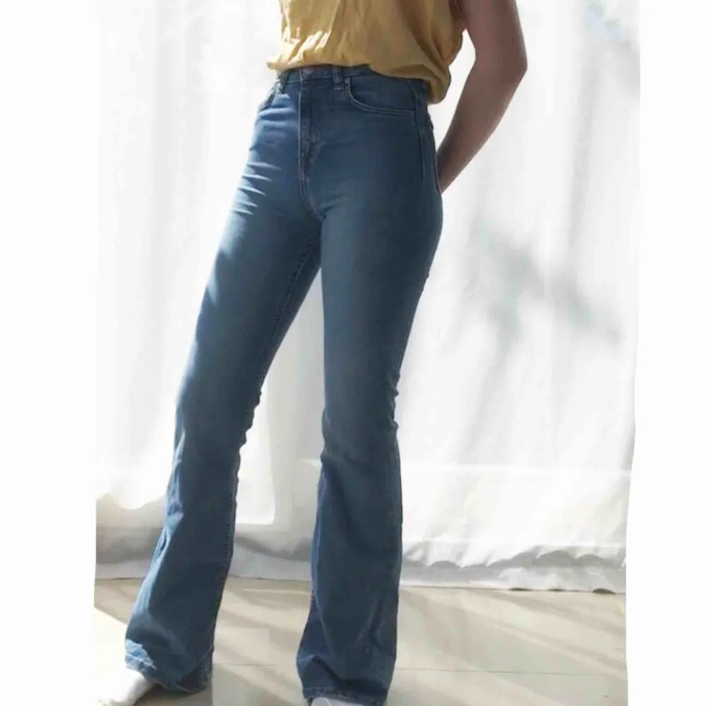 Fina högmidjade bootcut-jeans i perfekt blå färg från H&M. De är tyvärr för små för mig och kommer därför inte till användning. Mer info finns i min profil, annars är det bara att kontakta mig om du undrar något! ✨. Jeans & Byxor.