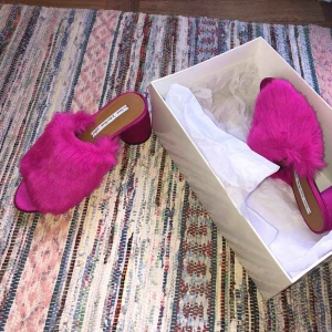  - Neonrosa fuskpäls sandaler med klack Från & Other Stories