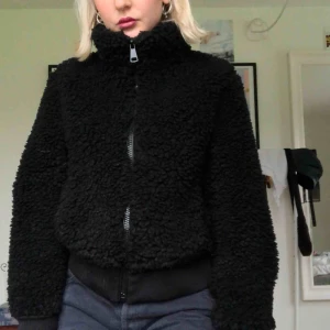  - Trendig jacka från ZARA. Väldigt varm. Hämtas i skanstull / mottagaren betalar frakt.