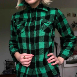  - Jättefin handgjord skjorta i tjockt, varmt material. Dock lite avskavd i armen, men går snabbt att fixa med nål och tråd. Hämtas i skanstull / mottagaren betalar frakt.