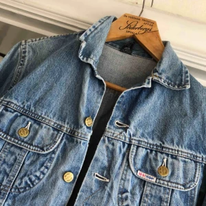  - Vkntage jeansjacka. Kan hämtas i Uppsala eller skickas mot fraktkostnad. 80-tal. 