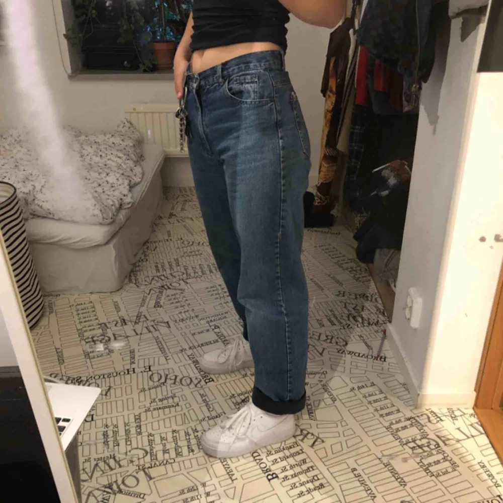 Supersköna ”fodrade”(lite tjockare/varmare) jeans från Grant i storlek S/M. lite pösigare modell men tajt i midjan, gamla favoriter jag tröttnat på, inget större fel mer än lite fransiga vid knapphålet. . Jeans & Byxor.