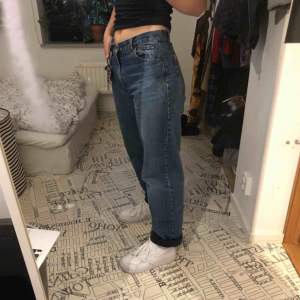 Supersköna ”fodrade”(lite tjockare/varmare) jeans från Grant i storlek S/M. lite pösigare modell men tajt i midjan, gamla favoriter jag tröttnat på, inget större fel mer än lite fransiga vid knapphålet. 