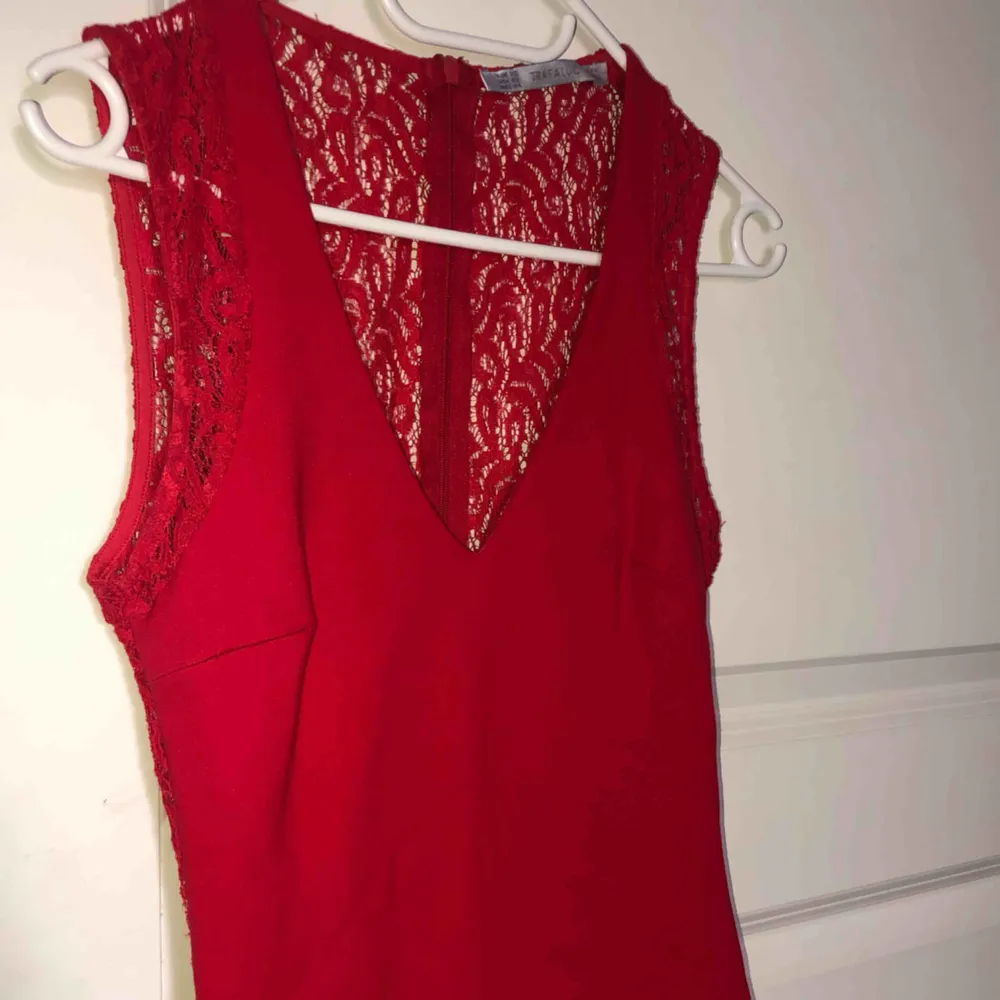Väldigt elegant röd klänning med spets i ryggen, kramar om kroppen, går ovanför knäna. Tjockt material  Frakt ingår. Klänningar.
