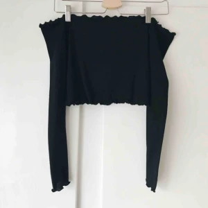  - Svart offsoulder topp från PrettyLittleThing. Använd några gånger. Frakt tillkommer med 15 kr. Betalning med swish