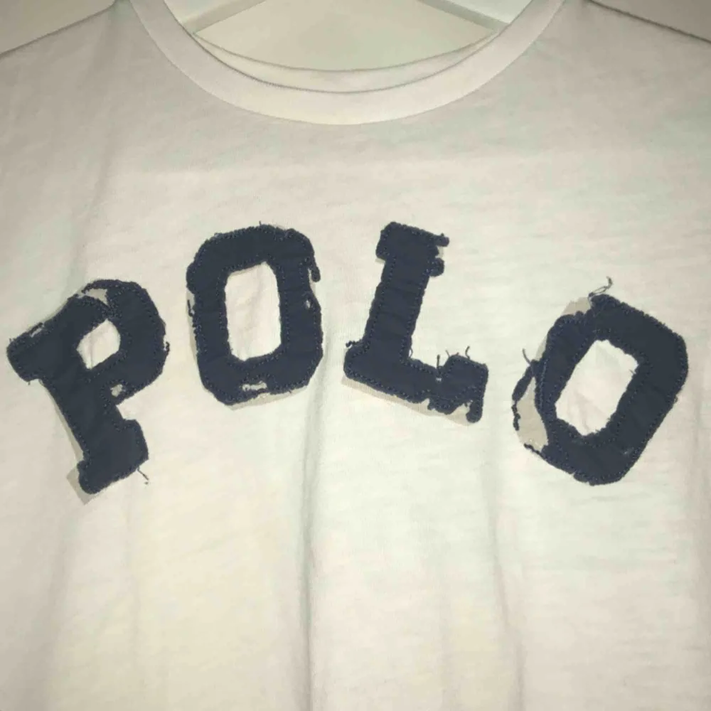 Säljer denna T-shirt ifrån Ralph Lauren. Stilren men med snygg detalj att texten är lite ”sliten”. Använd högst 5 gånger och nypris var 600kr! Köpare står för frakt! . T-shirts.