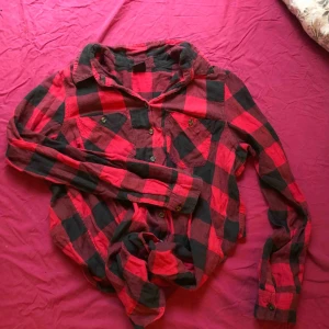  - Rödsvart skjorta från Gina Tricot i felfritt skick! Supermysig och passar de flesta! 