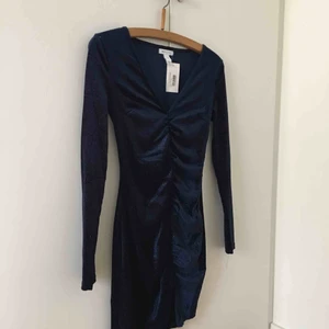  - Jätte fin glittrig partyklänning från nelly! Helt oanvänd. Det är en kort slits som jag har sytt igen men går lätt att sprätta upp utan att klänningen skadas 