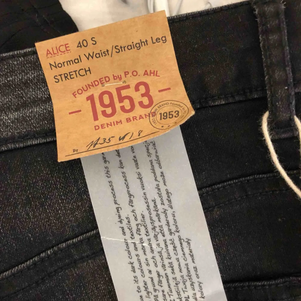 Helt nya svarta jeans i lite momjeans stil, då dom inte är tajta längst ner. Sitter sjukt snyggt och säljer endast pågrund av att jag har för mycket jeans. . Jeans & Byxor.