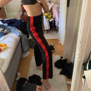  - Så jäkla sköna byxor men knappar enda upp till höften, midjan är justerbar så passar alla från XS/S/M!!👌🏼 byxorna kommer tyvärr inte till användning därför säljer jag dem, frakt ca 55 kr men kan även mötas upp i centrala uppsala💓