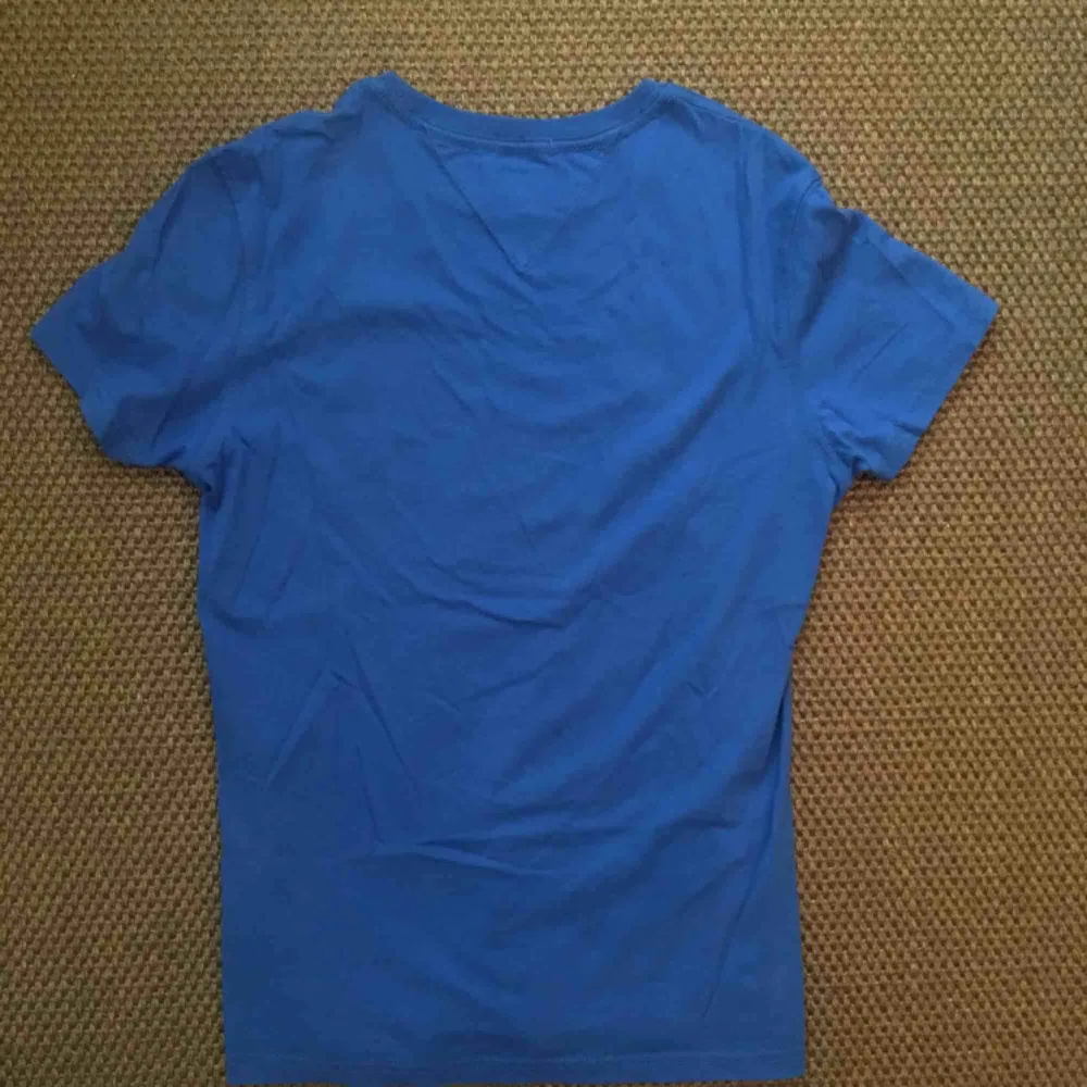 Tshirt från Tommy Jeans i storlek XS, köpt från Zalando. Nyskick. . T-shirts.