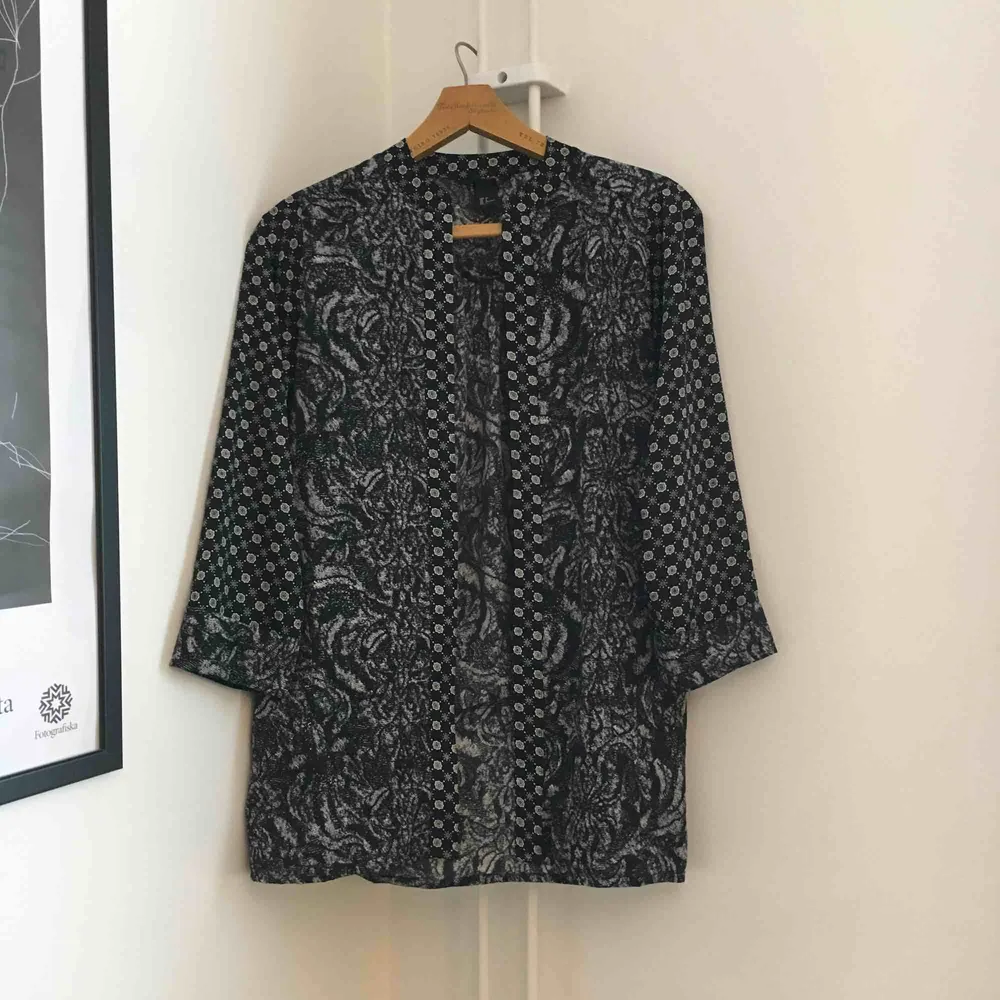 Längre oversized kimono med bohemiskt print i svartvitt. Aldrig använd. Fraktas med Postnord och köparen står för frakt 👗. Tröjor & Koftor.