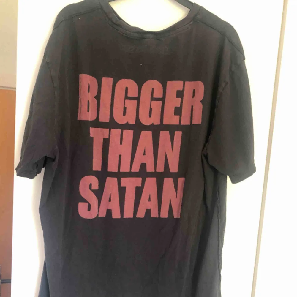 Marilyn Manson tröja från HM, köpt 2017 men sällan använd då den är alldeles förstor för mig, gissar på L i herr storlekar. T-shirts.