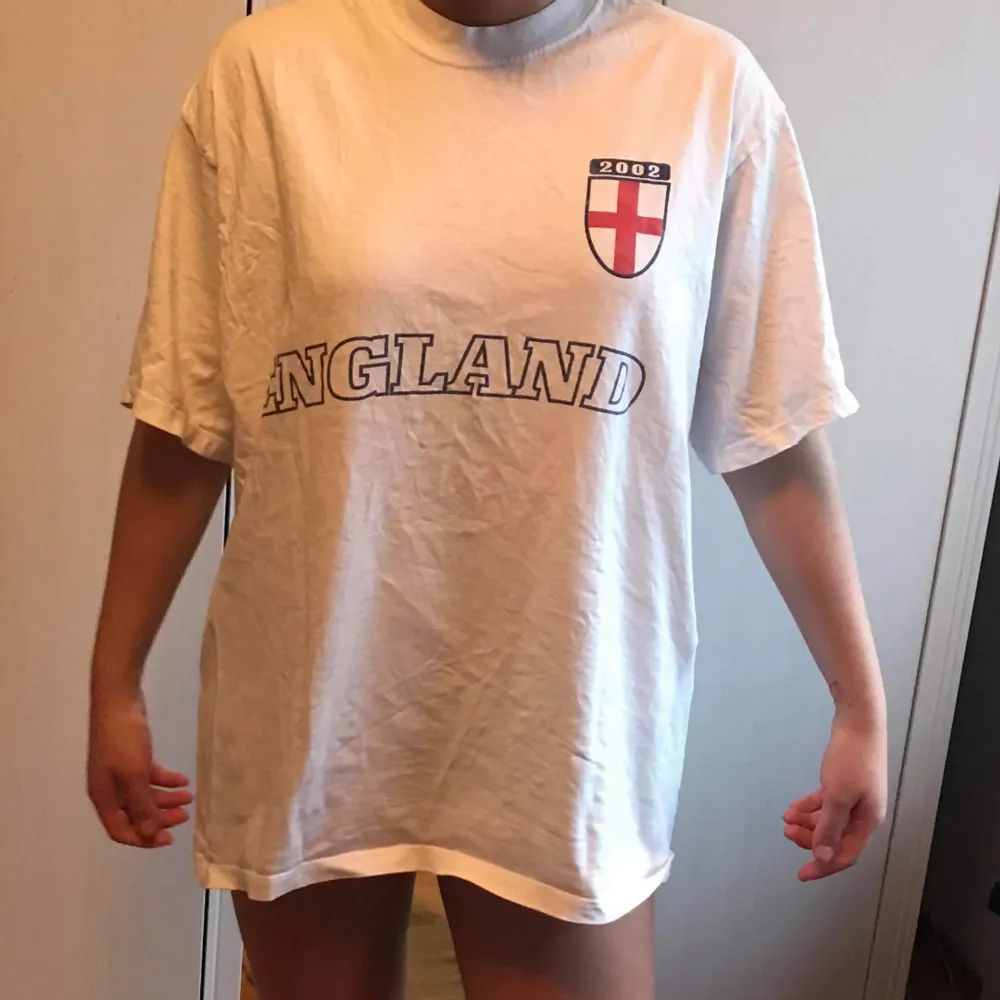 En vintage T-shirt från England Har knappt använt den . T-shirts.
