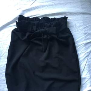 Supersnygg kjol från gina tricot, men den kommer inte till användning hos mig så den behöver ett nytt hem 🌸