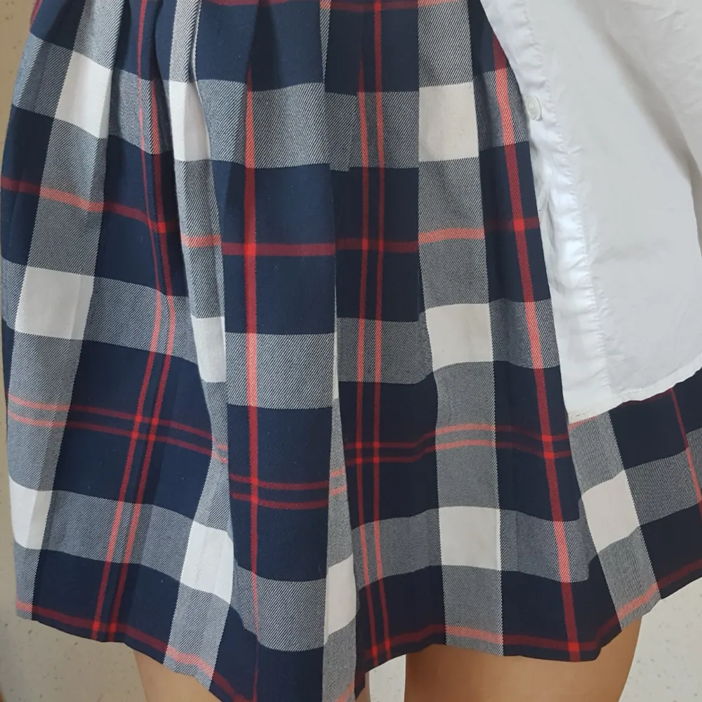 Rutig, söt kjol från Monki, storlek S. Går till halva låren ungefär. Köpt 2016 men knappt använd.. Kjolar.