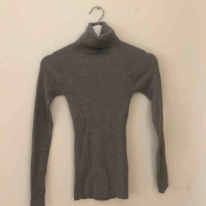  - Grå turtleneck från Gina tricot