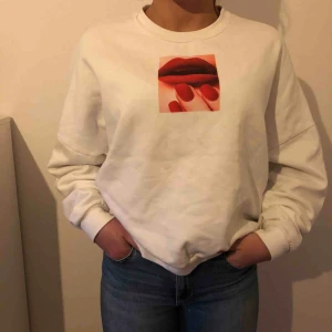  - Vit sweatshirt med snyggt tryck